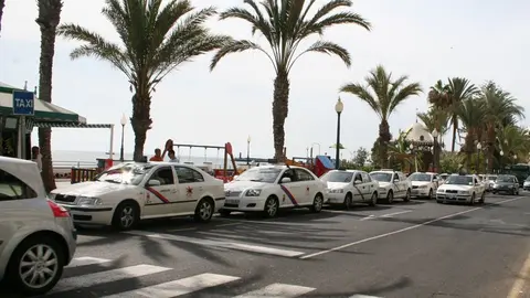 El Cabildo incrementa su campaña de inspección a vehículos que llevan de forma fraudulenta a pasajeros en zonas como Arrecife o el aeropuerto