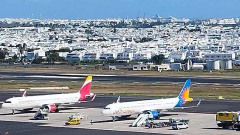 Aterriza un avión en el aeropuerto de Lanzarote con un pasajero que sufrió un infarto en pleno vuelo
