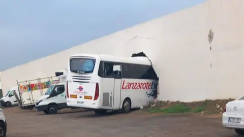Una guagua se empotra contra el muro de una nave de Arrecife tras sembrar el caos en la zona