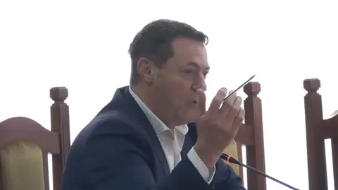 Óscar Pérez la lía al llamar “pequeñín” a Jesús Machín Tavío en el pleno del Cabildo