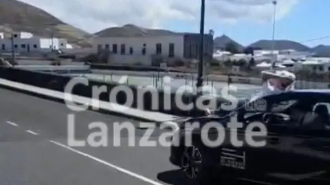 Circula de forma temeraria sobre el capó de un coche en Mancha Blanca