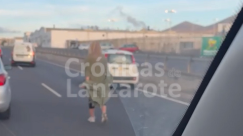 Una mujer genera alarma y sorpresa al caminar en medio de los vehículos por la autovía del Aeropuerto