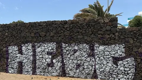 Aparecen pintadas en varios puntos de Playa Bastián después de la última obra de reforma del Ayuntamiento