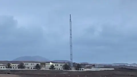 Algunos vecinos, sorprendidos por una torre de enorme tamaño instalada en La Santa