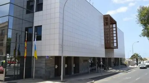 La Fiscalía abre una investigación sobre un decreto que firmó María Dolores Corujo que podría haber sido usado para garantizar que Sosa cobraría el dinero que se llevó de más después de transfugarse