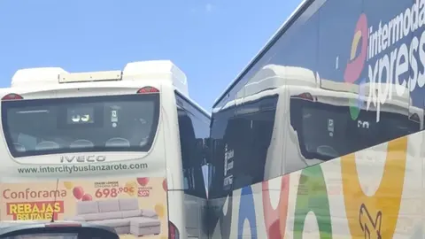 Chocan dos guaguas en la rotonda del Cabildo