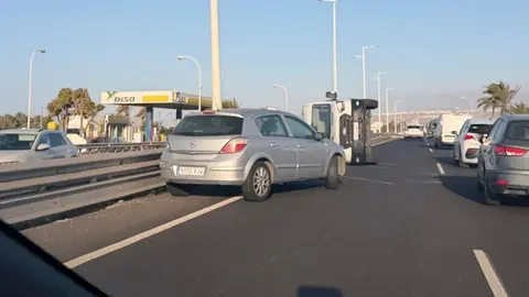 Vuelca una furgoneta en la autovía de Arrecife
