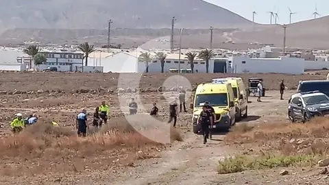 Trasladan al hospital a un hombre que trató de quitarse la vida cortándose el cuello en un descampado de Arrecife
