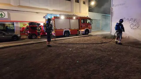 Los bomberos sofocan un incendio en Arrecife