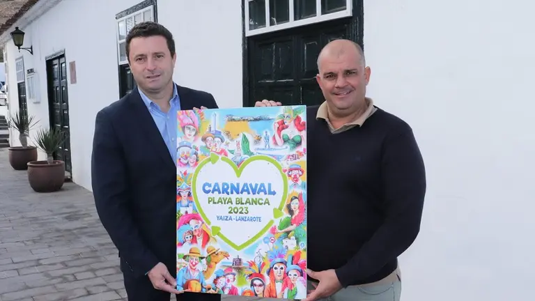 &Oacute;scar Noda y Javier Camacho junto al cartel del carnaval 2023.