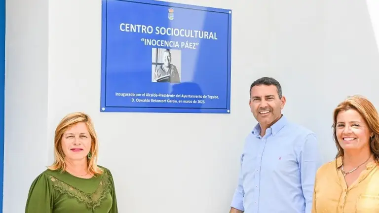 Oswaldo Betancort, Olivia Duque y Alicia P&aacute;ez inaugurando el centro sociocultural de La Graciosa.