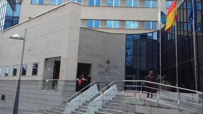 Imagen de la entrada del Palacio de Justicia de Santa Cruz de Tenerife.