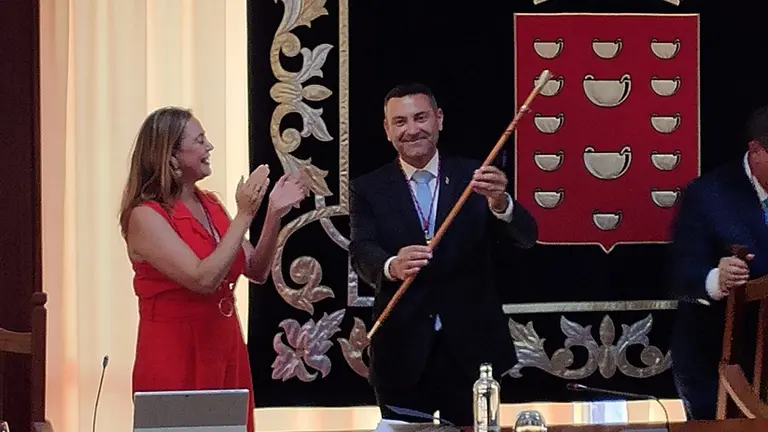 Oswaldo Betancort recibiendo el bast&oacute;n de mando de Mar&iacute;a Dolores Corujo.