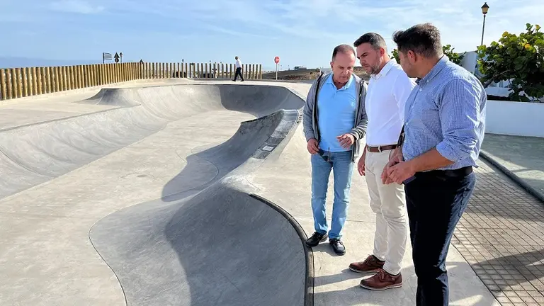 Jes&uacute;s Mach&iacute;n y Luis Berriel junto a Jacobo Medina en el Skatepark.