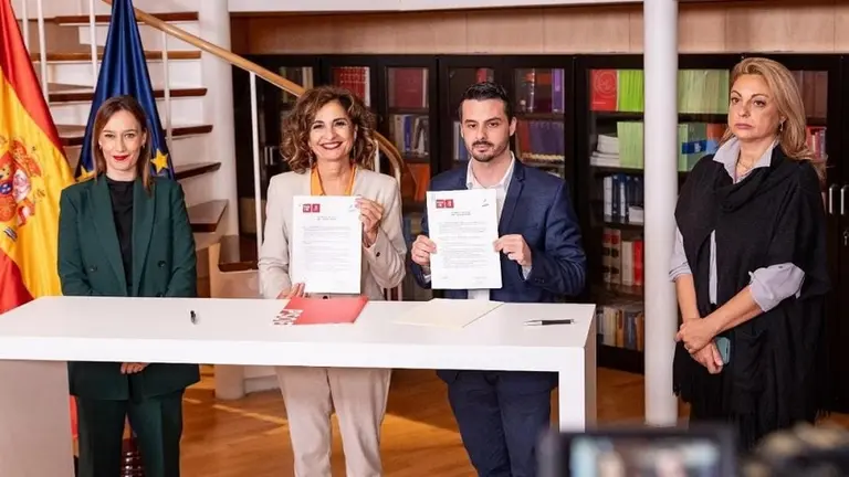 David Toledo en la firma del acuerdo entre el PSOE y CC.