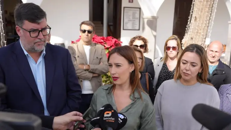 Nira Fierro atendiendo a los medios locales en presencia de Isidro P&eacute;rez y de Mar&iacute;a Dolores Corujo.