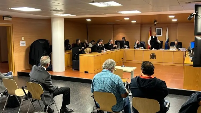 Los acusados por la &uacute;ltima pieza del caso Montecarlo ante el juez instantes previos a la posterior suspensi&oacute;n.
