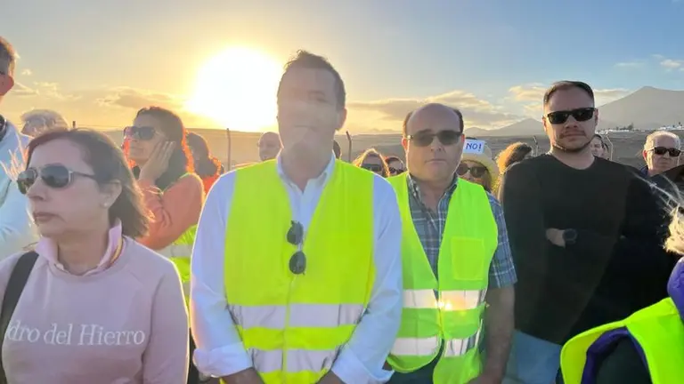 &Oacute;scar P&eacute;rez junto a su ex compa&ntilde;ero en la manifestaci&oacute;n realizada en San Bartolom&eacute; por la posible apertura de un centro de inmigrantes.