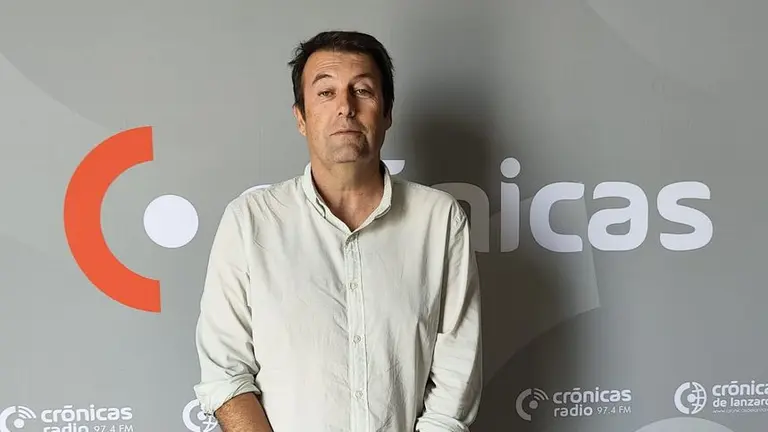 Antonio Roc&iacute;o en el estudio de Cr&oacute;nicas Radio.