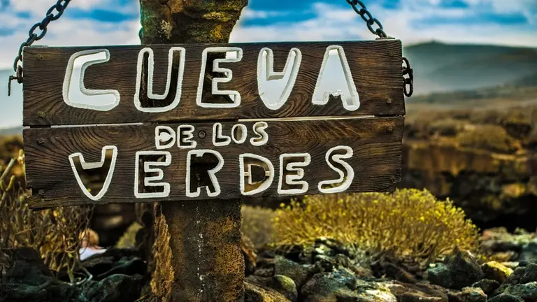 Cartel de la Cueva de los Verdes.