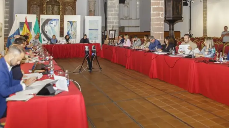 Jon&aacute;s &Aacute;lvarez en un primer plano enfrente de Gin&eacute;s Gonz&aacute;lez durante un pleno en La Villa.