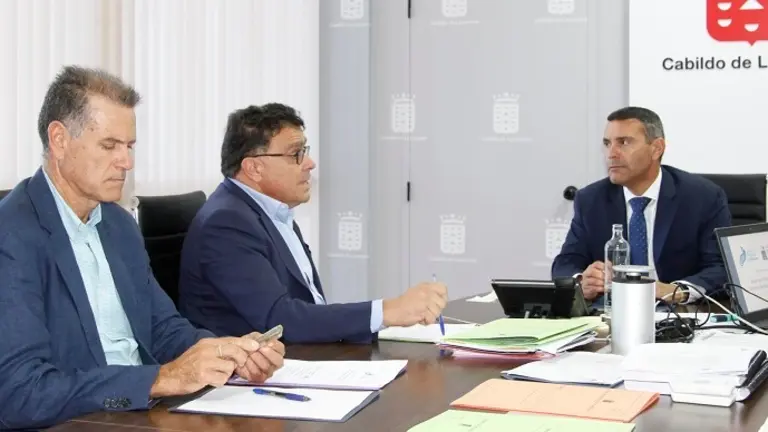 Oswaldo Betancort y Domingo Cejas junto a Manuel Miranda.