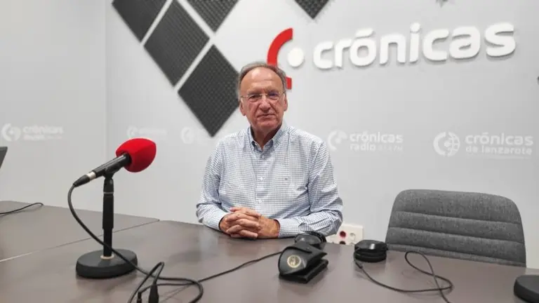 Manuel Fajardo en el estudio central de Cr&oacute;nicas Radio