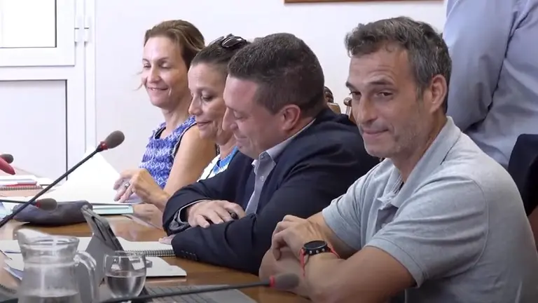 El alcalde de Har&iacute;a junto al alcalde de Yaiza durante el desarrollo de la asamblea del Consorcio del Agua.