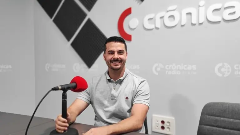 David Toledo en el estudio de Cr&oacute;nicas Radio.