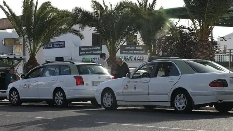 Imagen de algunos taxistas de Teguise en una parada