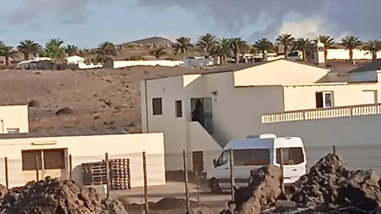 Imagen de las viviendas utilizadas como improvisado centro de internamiento de menores extranjeros en Playa Honda.