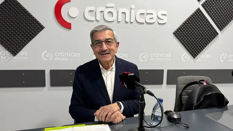 Rom&aacute;n Rodr&iacute;guez en el estudio central de Cr&oacute;nicas Radio