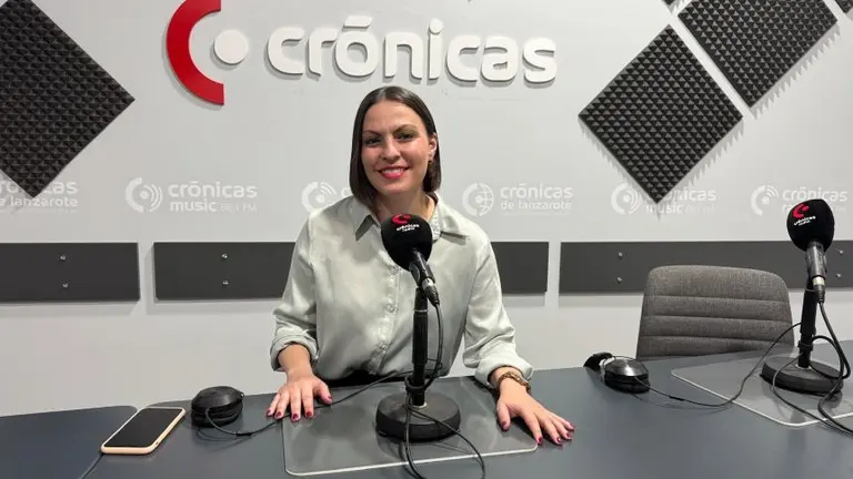Migdalia Mach&iacute;n en el estudio de Cr&oacute;nicas Radio.