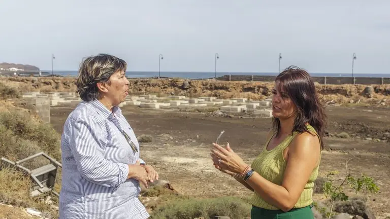 Rita Hern&aacute;ndez con Olivia Duque en una de las parcelas en reconstrucci&oacute;n en Costa Teguise