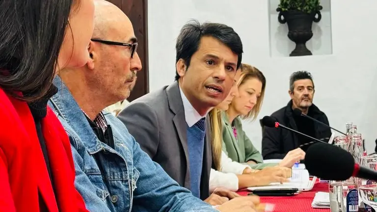 Marcos Bergaz junto con concejales socialistas en pleno de Teguise 