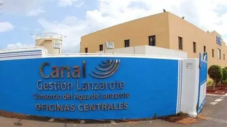 Imagen de la entrada a las oficinas centrales de Canal Gesti&oacute;n en Lanzarote.