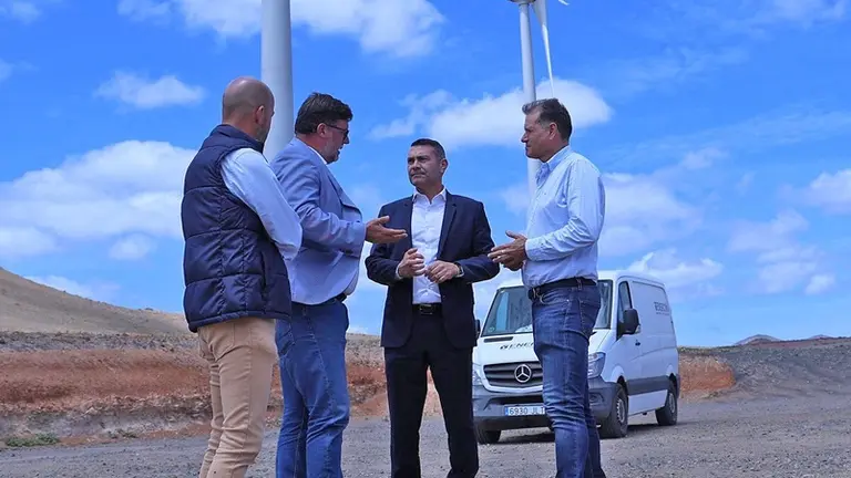 Isidro Pérez y Raúl de León junto a Oswaldo Betancort y Domingo Cejas en el Parque Eólico de San Bartolomé.