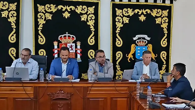 Echedey Eugenio defendiendo la moci&oacute;n a favor del edificio educativo en Naos en un pleno del Ayuntamiento de Arrecife.