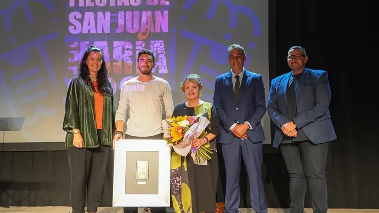 Evelia Garc&iacute;a, Alfredo Villalba y Marcos Lemes en el preg&oacute;n de las Fiestas de San Juan en Har&iacute;a.
