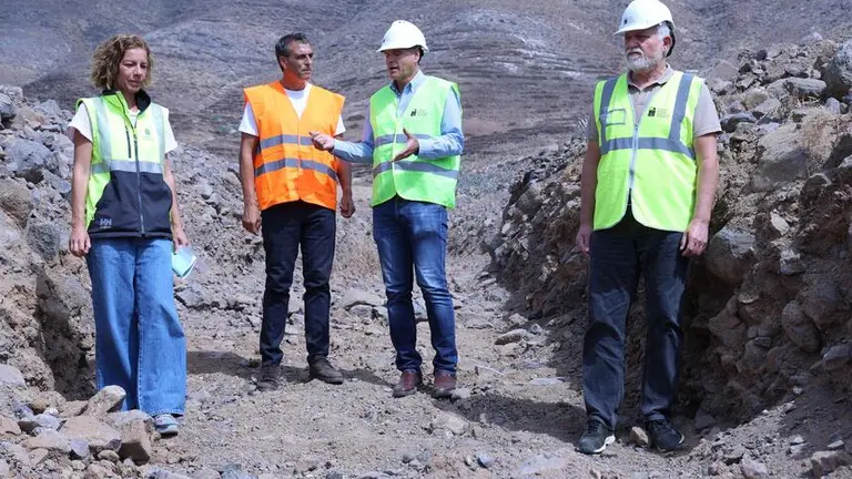 Domingo Cejas junto a Alfredo Villalba en la limpieza del barranco valle grande.