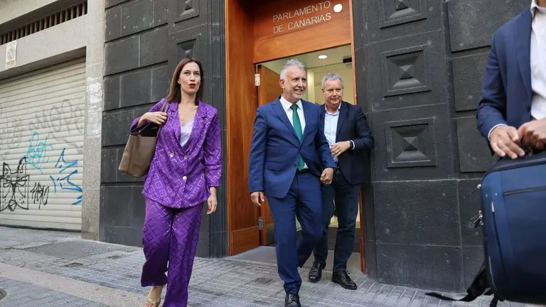 Ángel Víctor Torres saliendo de la sede del Parlamento de Canarias con sus compañeros Nira Fierro y Sebastián Franquis