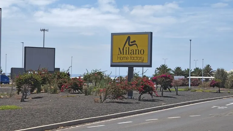 Cartel publicitario en el Aeropuerto de Lanzarote.