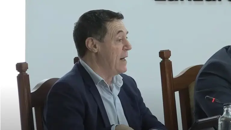 &Oacute;scar P&eacute;rez, el portavoz de VOX, durante un pleno celebrado en el Cabildo de Lanzarote.