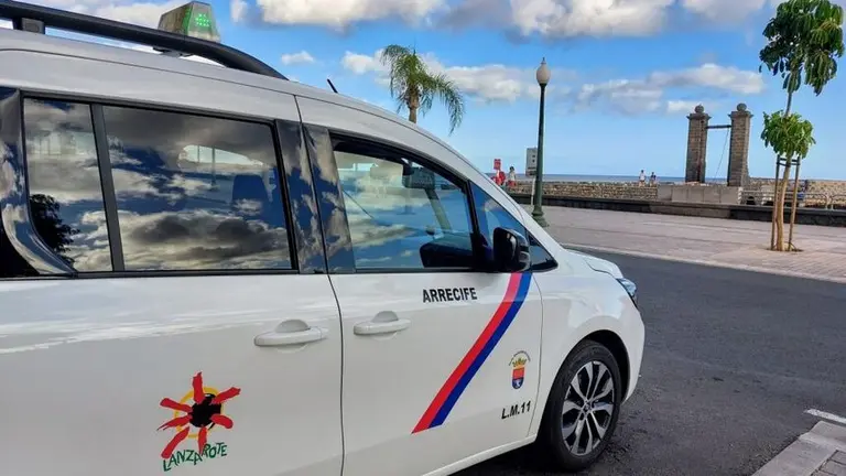 Imagen de uno de los taxis de la capital estacionado en la parada que est&aacute; enfrente del Puente de las Bolas.