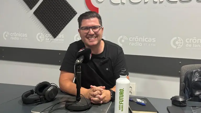 Ayoze Corujo en el estudio de Cr&oacute;nicas Radio.