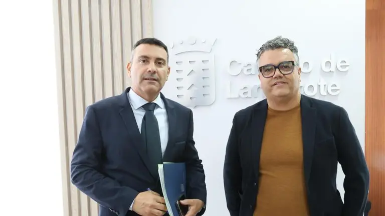 Oswaldo Betancort y Armando Santana en la puerta del Cabildo.