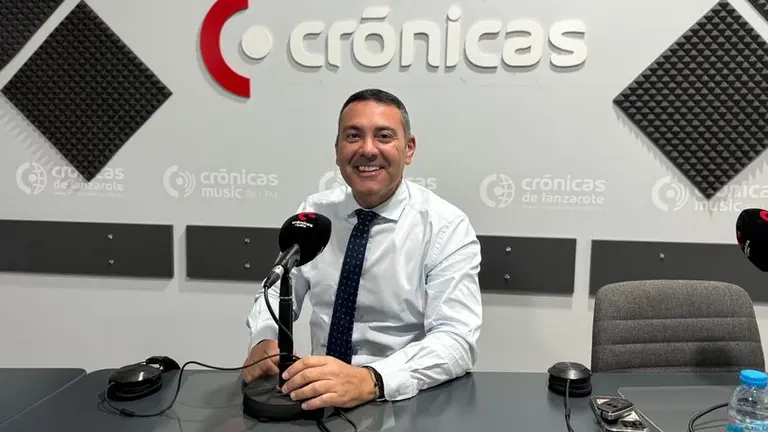 Oswaldo Betancort en Cr&oacute;nicas Radio.
