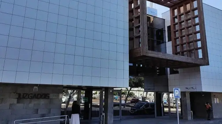 Entrada en los juzgados de Arrecife.