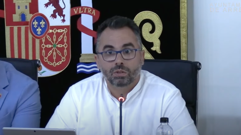 Echedey Eugenio en el pleno del Ayuntamiento de Arrecife junto a Yonathan de Le&oacute;n.