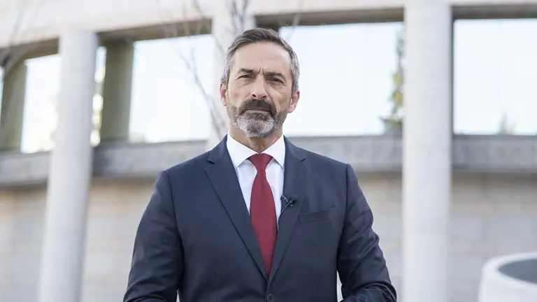 Pedro San Gin&eacute;s frente al Senado.